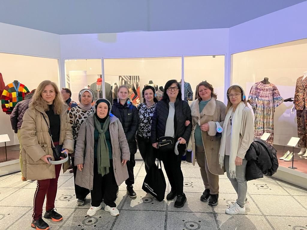 20 women at the V&A DIVA exhibition.

Thanks to @TNLComFund 

#forwomen #womenempowerment #womensupportingwomen #peertopeer #thrivingwomen #selfcare #culturalcompetence #selfawareness #together