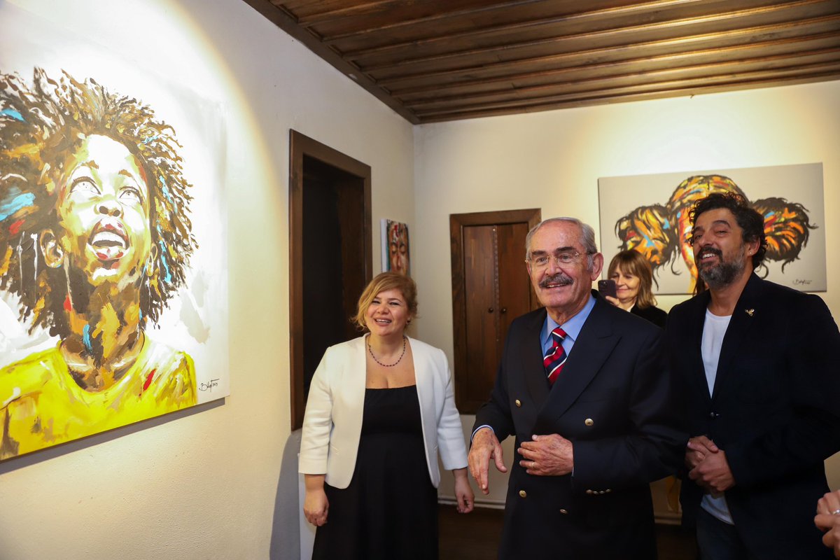 Başarılı sanatçı Bülent Kayatepe’nin büyük emeklerle hazırladığı ve Simaların Sesi adını verdiği sergisinin açılışında sanatseverler ile bir araya geldik.

Emekleri için kendisini bir kez daha kutluyor, tüm sanatseverleri 5 Kasım tarihine kadar sergiyi görmek üzere Tarihi