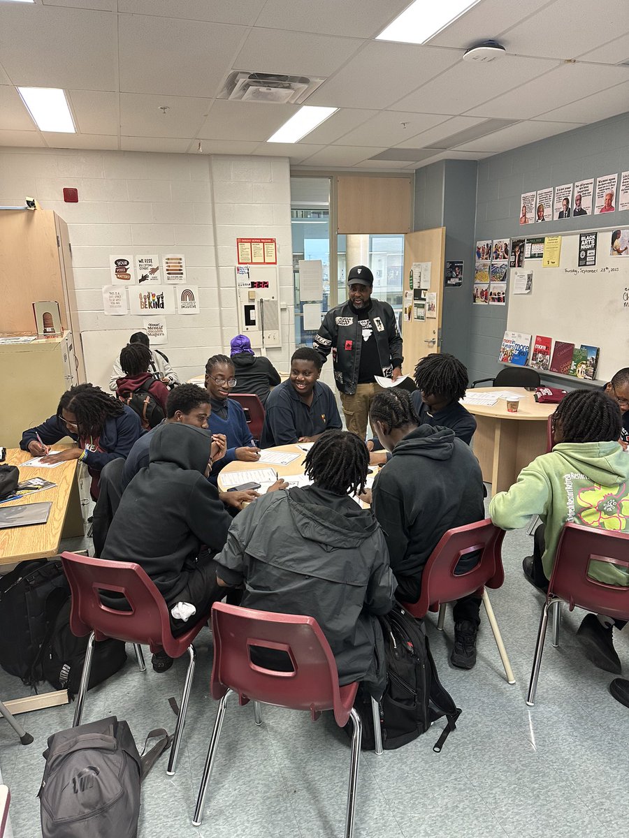 SFA_Community's tweet photo. Working in collaboration with the @TCDSB @Equity_TCDSB  Graduation coaches for Black students! Culturally relevant and culturally responsive programming for student development 🙌🏾 #sfacommunity https://t.co/bZO9ojBeVQ