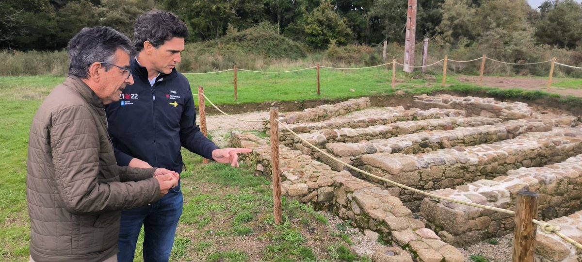 JavierAriasFouz's tweet photo. Visitando os traballos arqueolóxicos feitos pola @Xunta e o @ConcellodeSober no xacemento de #Proendos, onde acabamos de rematar a consolidación do primeiro hórreo romano con unha inversión de máis de 100.000 euros neste singular conxunto que permitirá a súa visita e divulgación https://t.co/qgk5hXomhv