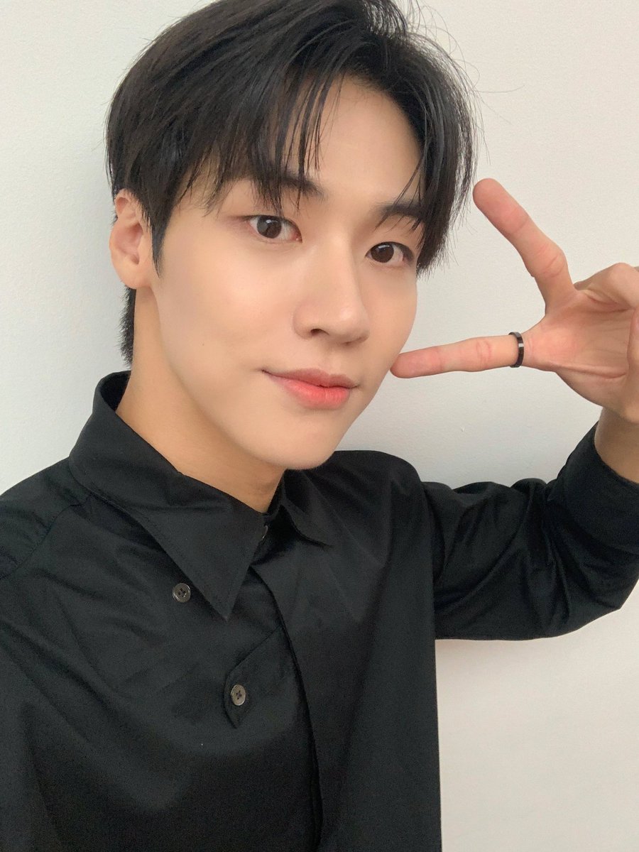 yujhihyu's tweet photo. 我入坑時的承協哥自拍
(2022新手鴨鴨)
我此生最愛的音樂人
李承協生日快樂！❤️
저 이번 생에 최애 뮤지션 
이승협 생일축하해요!❤️
#푸르른_날의_눈부신_승협이_날 
#HAPPY_SEUNGHYUB_DAY https://t.co/STSQEsi5ul