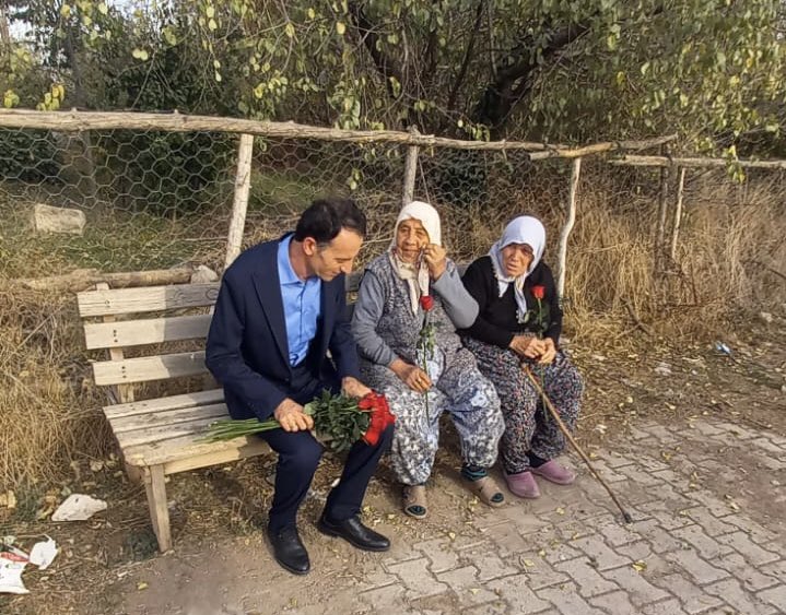 leventkuruoglu's tweet photo. Tokat Zile ilçesi Çiftlik köyünde Cumhuriyet'in 100. yılını, çocukken ezberledikleri şiirlerle kutlayan amcalarımızı teyzelerimizi Hürriyetçi Eğitim Sen Tokat Şube yöneticilerimiz ziyaret ederek ellerini öptü. https://t.co/GH2xK9gMcH