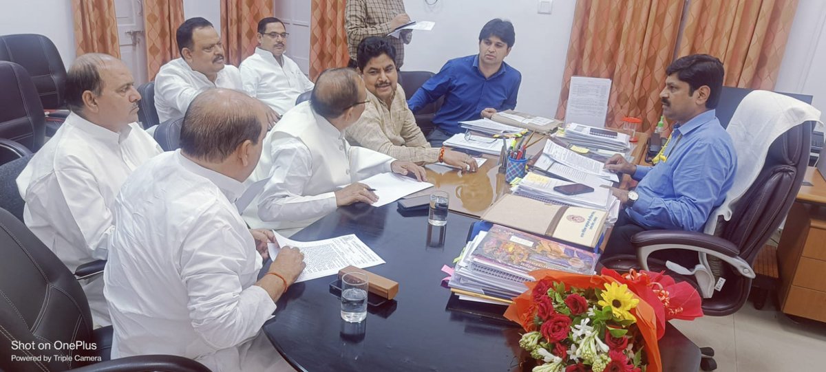RajendraUPPSS08's tweet photo. आज शिक्षक महासंघ और शासन के बीच प्रथम चरण की वार्ता @DrDCSHARMAUPPSS की अध्यक्षता में संपन्न हुई।
दूसरी बैठक पुनः 6 नवंबर 2023 को
"सफल लोग अलग से काम नहीं करते... 
बल्कि अलग तरीके से काम करते हैं ."
डॉक्टर दिनेश चंद्र शर्मा जी जिंदाबाद
UPPSS ज़िंदाबाद
@ashutoshUPPSS
@Amit78uppss https://t.co/Yp27H19uag