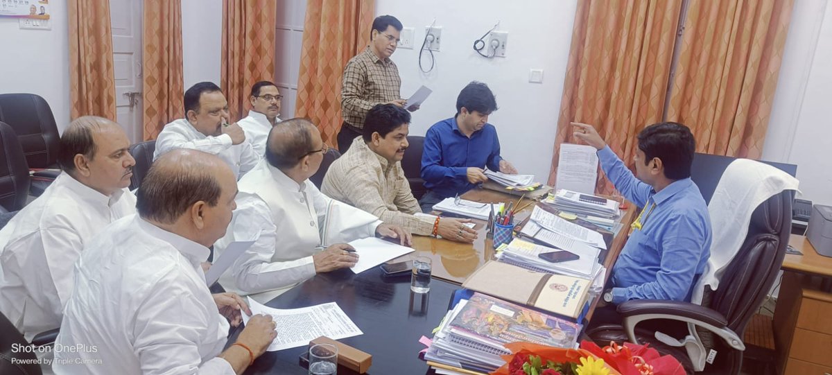 RajendraUPPSS08's tweet photo. आज शिक्षक महासंघ और शासन के बीच प्रथम चरण की वार्ता @DrDCSHARMAUPPSS की अध्यक्षता में संपन्न हुई।
दूसरी बैठक पुनः 6 नवंबर 2023 को
"सफल लोग अलग से काम नहीं करते... 
बल्कि अलग तरीके से काम करते हैं ."
डॉक्टर दिनेश चंद्र शर्मा जी जिंदाबाद
UPPSS ज़िंदाबाद
@ashutoshUPPSS
@Amit78uppss https://t.co/Yp27H19uag