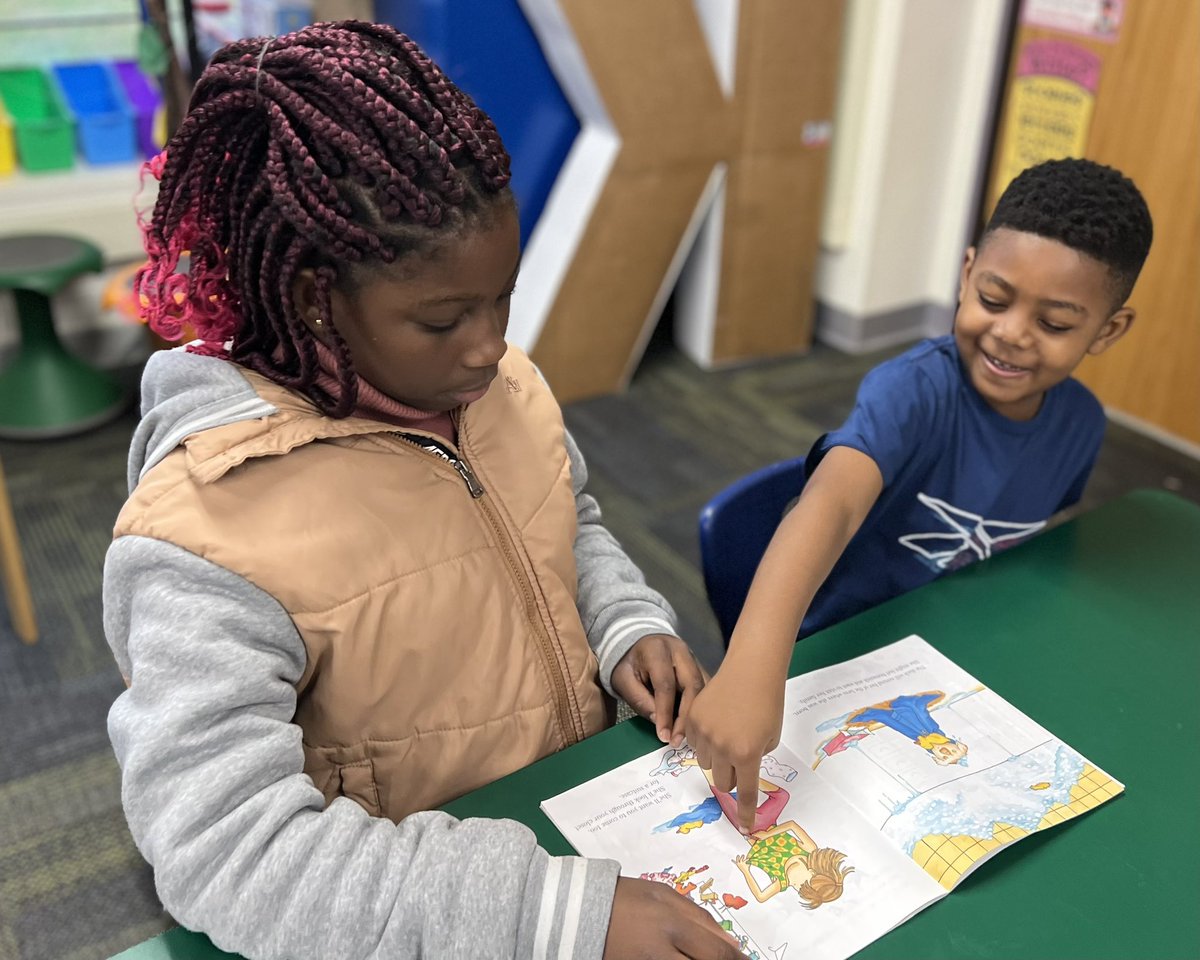 cotnerstigers's tweet photo. This morning, Mr. Moorman brought a class of 5th grade #MillsSTEAMleaders over to read to my #cotnerskinders! #REYNproud #POGcollaborator https://t.co/K17GP1G3GE