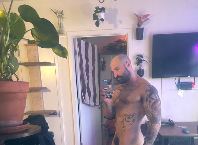 I want to set up a weekly live session on onlyfans and I was wondering what time and day is good for