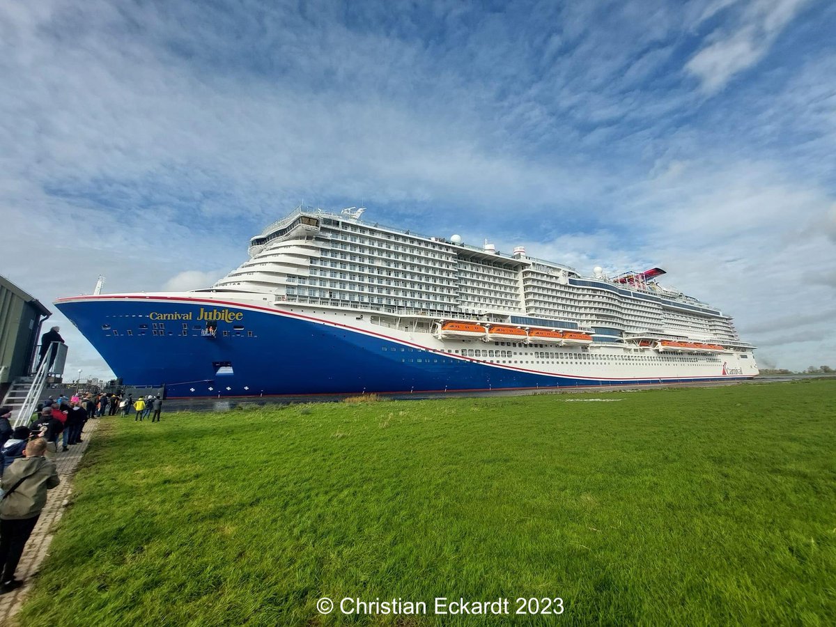 CruiseshipP's tweet image. A significant day in the construction of @CarnivalCruise #CarnivalJubilee as today she has left the @meyerwerft shipyard for the first time to begin her conveyance of the Ems River. 
📸 Images kindly sent to me by ChristianEckardt.
#meyerwerft @CarnivalPR @MickyArison