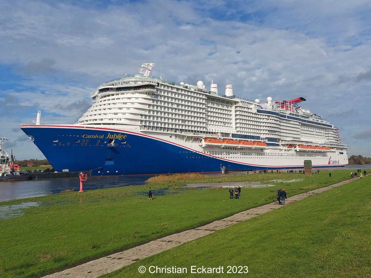 CruiseshipP's tweet image. A significant day in the construction of @CarnivalCruise #CarnivalJubilee as today she has left the @meyerwerft shipyard for the first time to begin her conveyance of the Ems River. 
📸 Images kindly sent to me by ChristianEckardt.
#meyerwerft @CarnivalPR @MickyArison