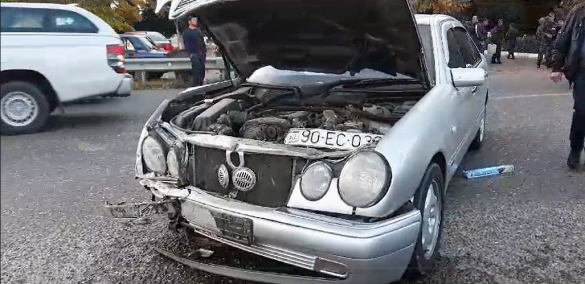 Xalqqazeti's tweet photo. ❗Göygöl şəhəri ərazisində qeydə alınan qəzada “Mercedes” və “Jiquli” markalı avtomobillər toqquşub. Qəza zamanı azı 3 nəfər xəsarət alıb. Yaralılar xəstəxanaya çatdırılıb.
#xalqqəzeti #xalqqazeti #qezet #aztagram #göygöl #qəza https://t.co/12YiOewdGz