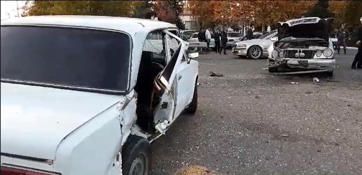 Xalqqazeti's tweet photo. ❗Göygöl şəhəri ərazisində qeydə alınan qəzada “Mercedes” və “Jiquli” markalı avtomobillər toqquşub. Qəza zamanı azı 3 nəfər xəsarət alıb. Yaralılar xəstəxanaya çatdırılıb.
#xalqqəzeti #xalqqazeti #qezet #aztagram #göygöl #qəza https://t.co/12YiOewdGz