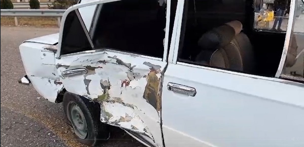 Xalqqazeti's tweet photo. ❗Göygöl şəhəri ərazisində qeydə alınan qəzada “Mercedes” və “Jiquli” markalı avtomobillər toqquşub. Qəza zamanı azı 3 nəfər xəsarət alıb. Yaralılar xəstəxanaya çatdırılıb.
#xalqqəzeti #xalqqazeti #qezet #aztagram #göygöl #qəza https://t.co/12YiOewdGz