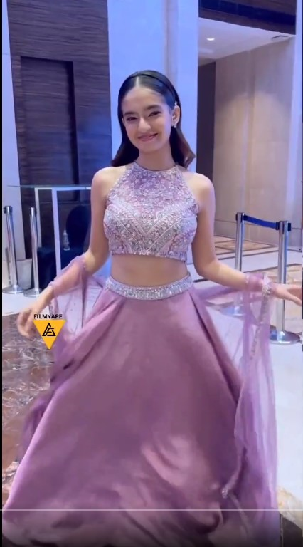 Rami1stFan's tweet photo. A low quality ss from a reel , still looking beautiful in the dress
#Dress #Hot #AnushkaSen #Anushkians #Fashion #Style https://t.co/CcqH0h4izj