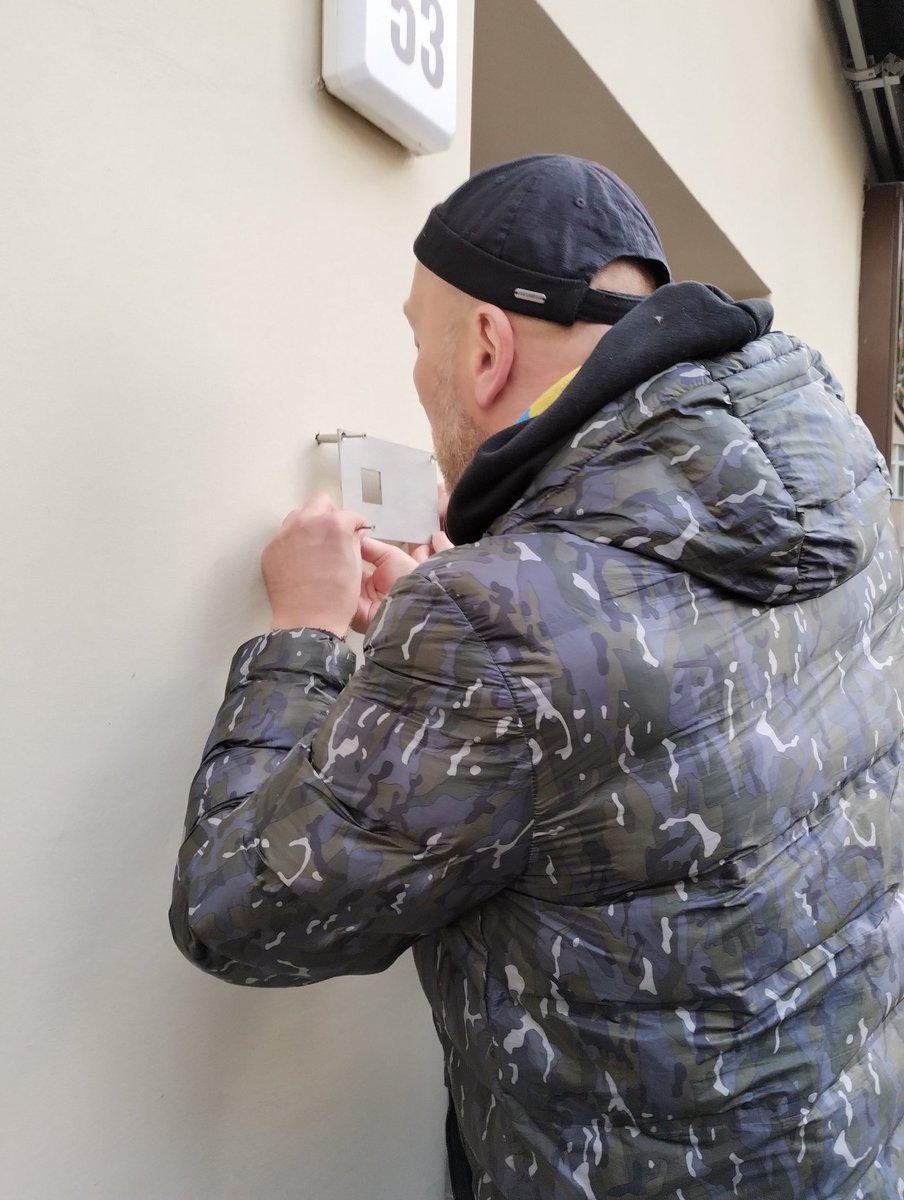 BAB_Berlin's tweet photo. Seit heute erinnert in #Schöneberg eine Gedenktafel an den 1952 in Moskau erschossenen Johannes Stabenau. #BAB-Referent @PhilippSchulthi: „Die stalinistischen Verbrechen dürfen nicht vergessen werden, deshalb ist das Projekt #DieletzteAdresse so wichtig“. #Memorial #Stalinismus https://t.co/Rhkqp0EMfE