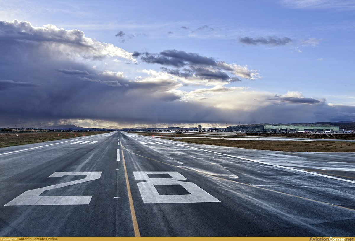 ALC_Airport's tweet photo. 📢 Las aerolíneas han programado 6.4 millones de asientos para la temporada de invierno 2023-2024 que dio comienzo ayer 29 de octubre, un millón más de plazas que el invierno pasado, con 5 nuevas rutas y 13 "extensiones" de la temporada estival ✈️➡️ https://t.co/jibuVMB4Y3 https://t.co/M7dK6lvf9u