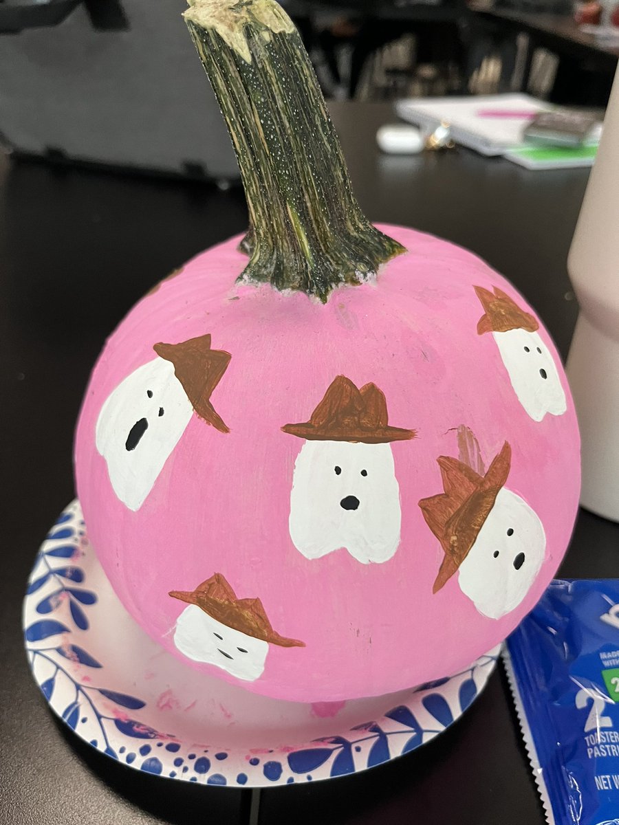 findtanis's tweet photo. Floral Design wishing everyone a Happy Spooky Season! https://t.co/sPkYRp45E1