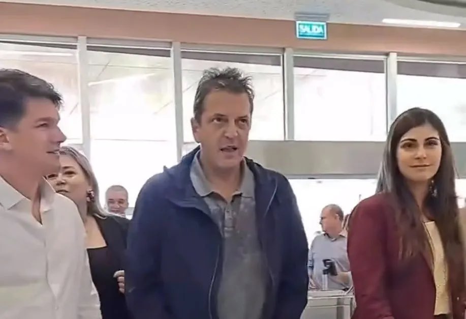 En los últimos 10 años, Massa compró departamentos en Miami, campos en Santa Fe y hasta un haras en San Andrés de Giles en 8 millones de dólares CASH. Entre otras propiedades.

¿El problema? 

Solo declaró 10 millones de pesos