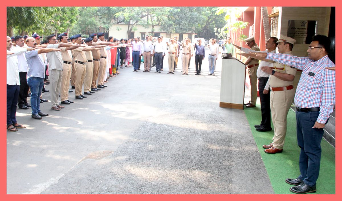 Navimumpolice's tweet photo. केंद्रीय दक्षता आयोग आयोजित दक्षता जनजागृती सप्ताह निमित्ताने आज नवीमुंबई पोलीसआयुक्तालय,सर्व पोलीस ठाणे तसेच पोलीस मुख्यालय येथे भ्रष्टाचार निर्मूलनाची प्रतिज्ञा घेण्यातआली. #navimumbaipolice#भ्रष्टाचाराला नाही म्हणा;राष्ट्रासाठी वचनबद्ध व्हा#saynotocorruption #committotheNation https://t.co/FH0T7ZGcpD