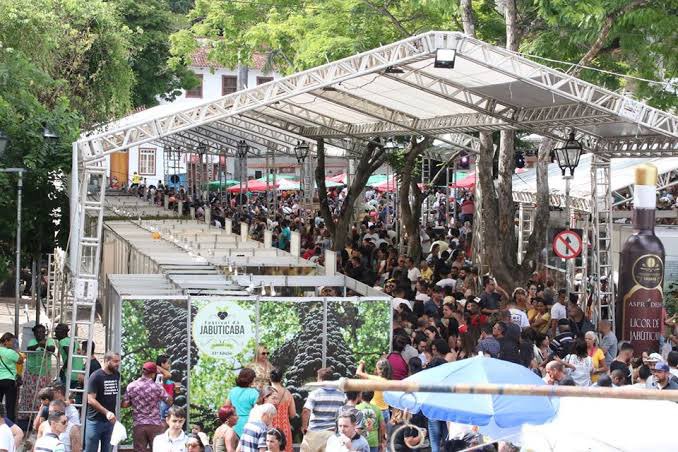 BHeMeupais's tweet photo. De 17 a 19 de novembro acontece a 37ª edição do Festival da Jabuticaba em Sabará-MG, que, a quem não sabe, é conhecida como a cidade da Jabuticaba, tendo o festival tombado como patrimônio cultural. O evento, que é gratuito, conta com venda da fruta, produtos derivados, pratos típicos, além de diversas apresentações com música ao vivo e dança. 
Acontece na Praça Melo Viana, no centro da cidade. Os horários ainda não foram confirmados
