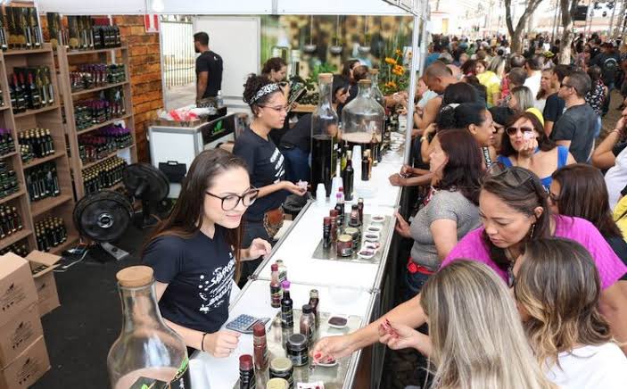 BHeMeupais's tweet photo. De 17 a 19 de novembro acontece a 37ª edição do Festival da Jabuticaba em Sabará-MG, que, a quem não sabe, é conhecida como a cidade da Jabuticaba, tendo o festival tombado como patrimônio cultural. O evento, que é gratuito, conta com venda da fruta, produtos derivados, pratos típicos, além de diversas apresentações com música ao vivo e dança. 
Acontece na Praça Melo Viana, no centro da cidade. Os horários ainda não foram confirmados