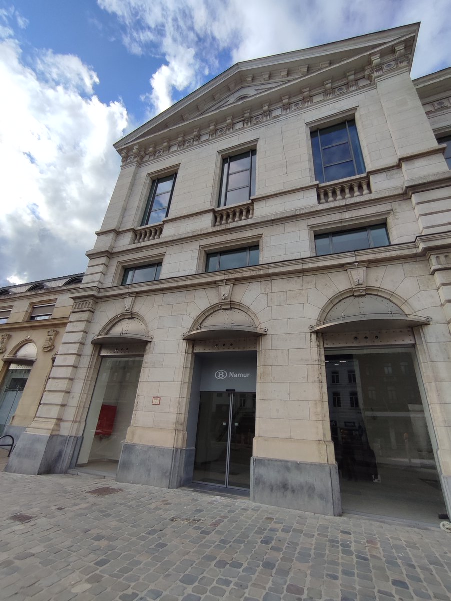 SNCB's tweet photo. Gare de Namur : les travaux de rénovation de l’aile Chiny sont terminés! Ce nouvel accès permet de fluidifier le parcours des voyageurs vers le centre ville, la gare et les bus. 
Cette entrée est dotée de deux escalators et d’un ascenseur. 

#SNCB @LeTEC_Wallonie #intermodalité https://t.co/d40gBmhJ3G