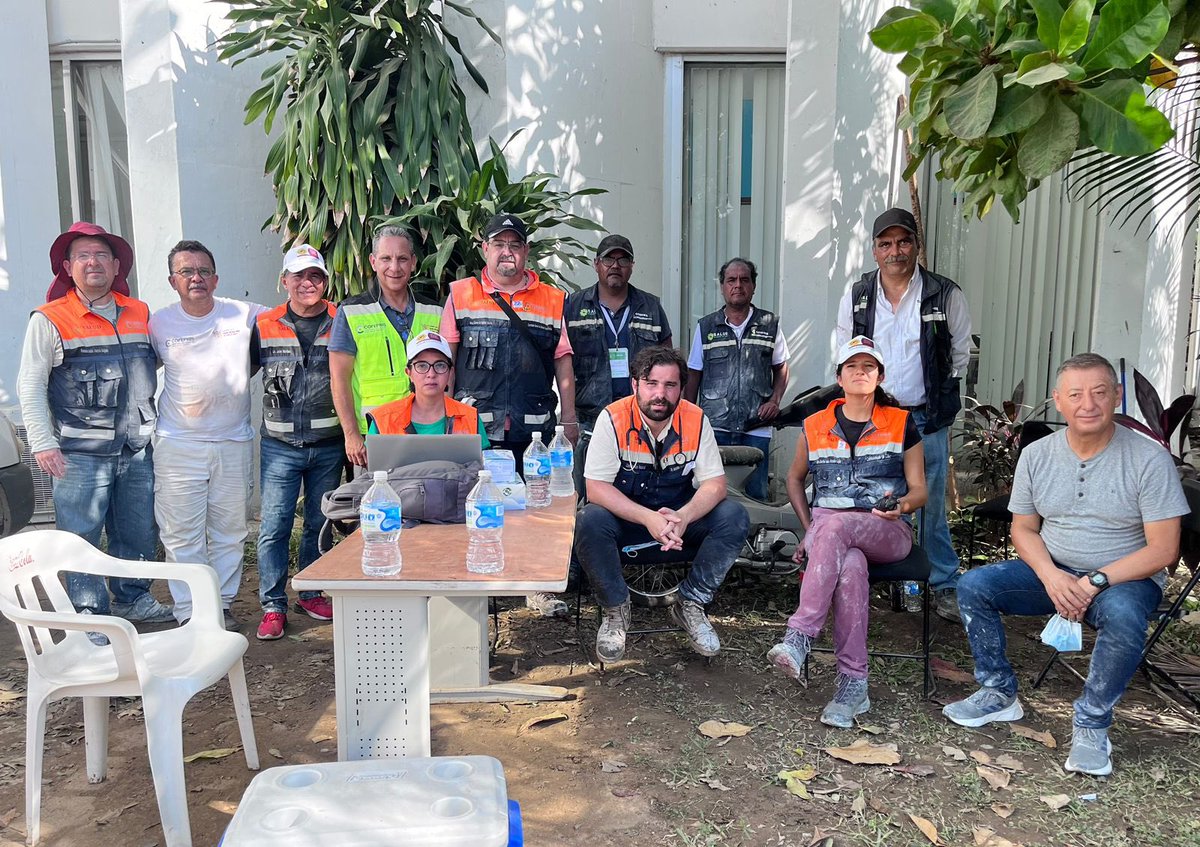 COFEPRIS's tweet photo. #ReporteCofepris desde Guerrero. 
Las brigadas, dirigidas por los comisionados @AlexSvarch y @BerthaAlcalde, trabajaron este domingo en el encalamiento de focos infecciosos y destrucción de alimentos en mal estado en el Mercado Central de #Acapulco y diversas zonas de comercio. https://t.co/HJbspc1rGd