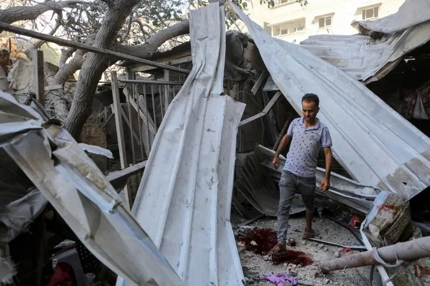 cliveabaldwin's tweet photo. There is a lot of discussion at the moment about international humanitarian law - the laws of war. Here I set out the key legal principles, including  explaining what are war crimes, and how the law applies in Israel and Gaza now. 

https://t.co/BZbhfvNviw https://t.co/zWYOF3BX9s