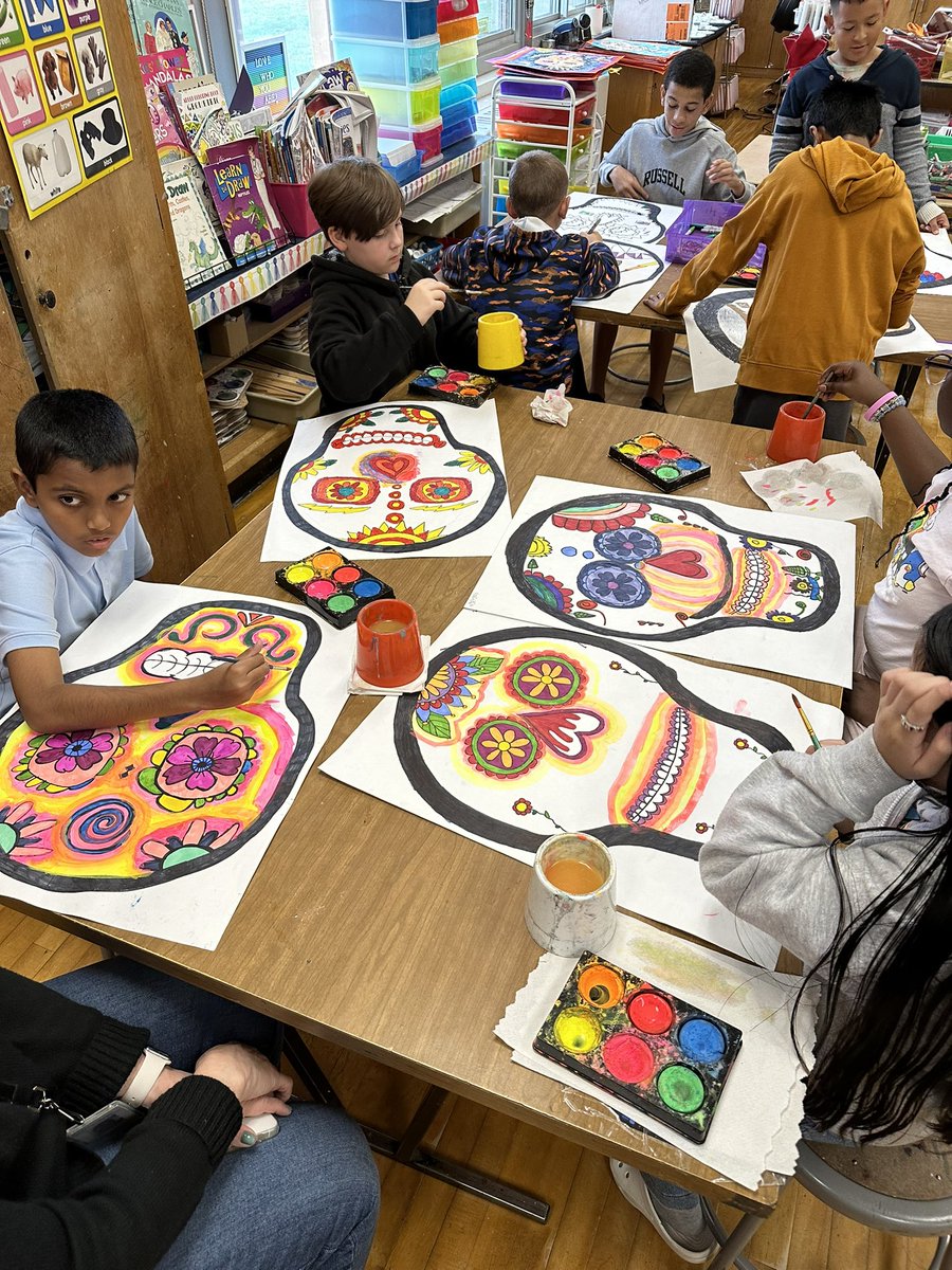 MinutoDanielle's tweet photo. Monday morning in Mrs. Minuto’s art room, students from Mrs. Zoulis’s and Ms. Ferreira’s class are working together creating their unique and colorful sugar skulls ! 👏👏👏🎨 @emeadowschools @EastMeadowArts  @BGreenSchool https://t.co/sH9cpMfPoC