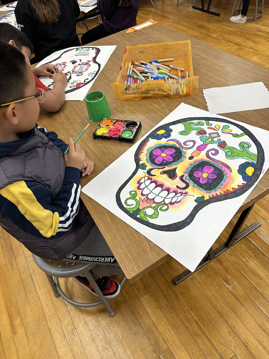 MinutoDanielle's tweet photo. Monday morning in Mrs. Minuto’s art room, students from Mrs. Zoulis’s and Ms. Ferreira’s class are working together creating their unique and colorful sugar skulls ! 👏👏👏🎨 @emeadowschools @EastMeadowArts  @BGreenSchool https://t.co/sH9cpMfPoC
