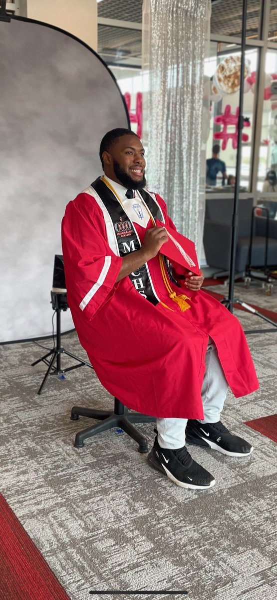 JohniqueThomas's tweet photo. @She_is_amazing There's no way I can pay you back, but the plan is to show you that I understand; you are appreciated. #Valedictorian #FullRide #ScholarAthlete #CollegiateFootball #AssociatesAtAge18 @ECHSManor @ManorISD @Coach_Keller https://t.co/LtgOLkEc3d