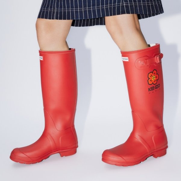 GM @Kenzo x <a href="/HunterBoots/">Hunter</a> have joined forces to bring us this icon of an ankle book. Inspired by an ‘East meets West’ aesthetic and featuring original details – think multi-texture upper, exaggerated sole and FSC-certified rubber shell – these utilitarian boots harness the very
