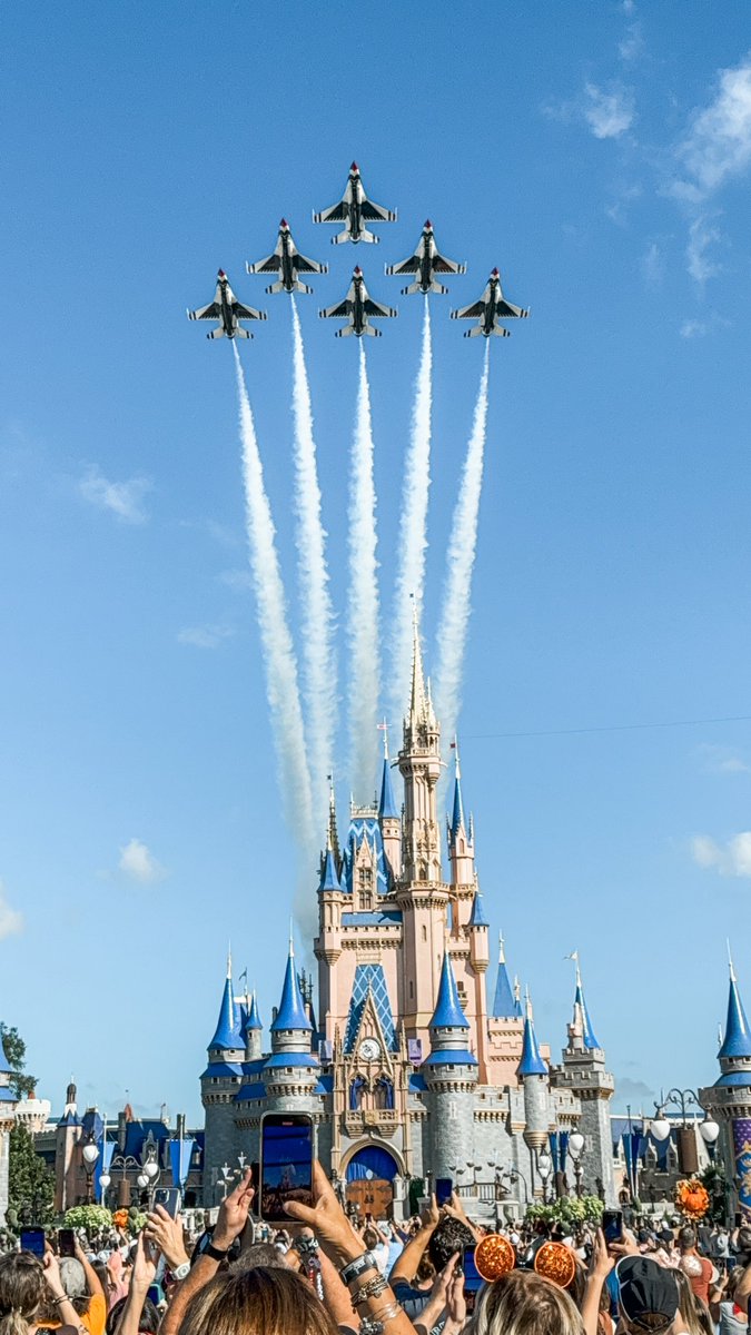 Erin_Leddo's tweet photo. Thunderbirds flyover Magic Kingdom @spann https://t.co/VPrZRMpv1Z