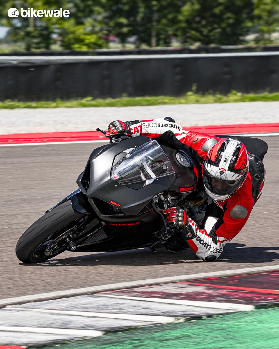 BikeWale's tweet image. #DucatiPanigaleV2 boasts a 955cc engine that offers very good performance. The bike is loaded with features and offers excellent handling. Let’s take a closer look at some stunning images of the bike. 
What do you think?
Comment below.

#BWPhotos