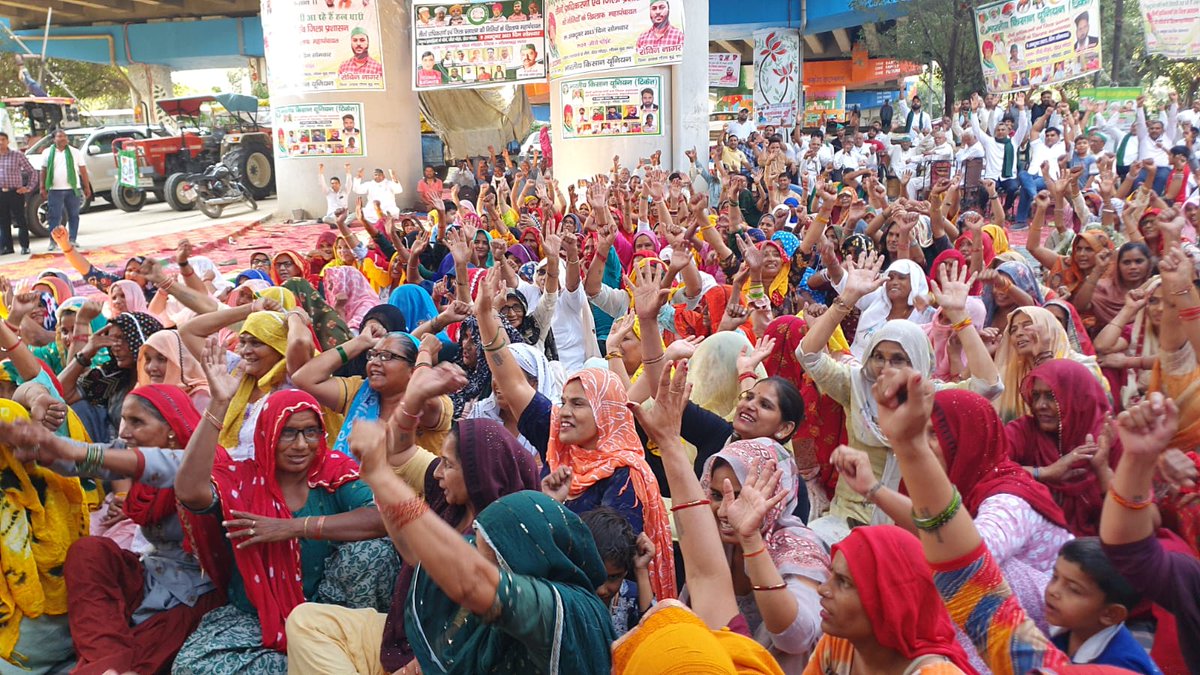 Neerajchhonker1's tweet photo. कुछ जंग जीत के लिए नहीं लड़ी जाती,कुछ दुनिया को बस यह बताने के लिए लड़ी जाती हैं,कि कोई था रणभूमि में जो लड़ रहा था।🙏🙏
#अपना_हक_लेके_रहेंगे
#विस्थापन_में_समतुल्य_भूमि
@IndiaGovInfo  @myogiadityanath   @InfoDeptUP @spgoyal @CommissionerMe3 @dmgbnagar @CeoYeida @YamunaAutho https://t.co/RaxIWW0xPU
