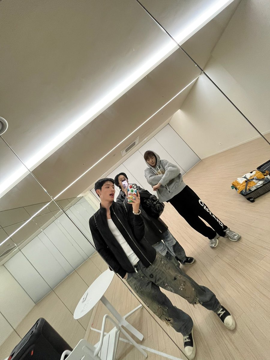 P1H_members's tweet photo. 소울이 뭐해요..? 🫣🧐

#P1Harmony #KEEHO https://t.co/NyoPX7DSW1