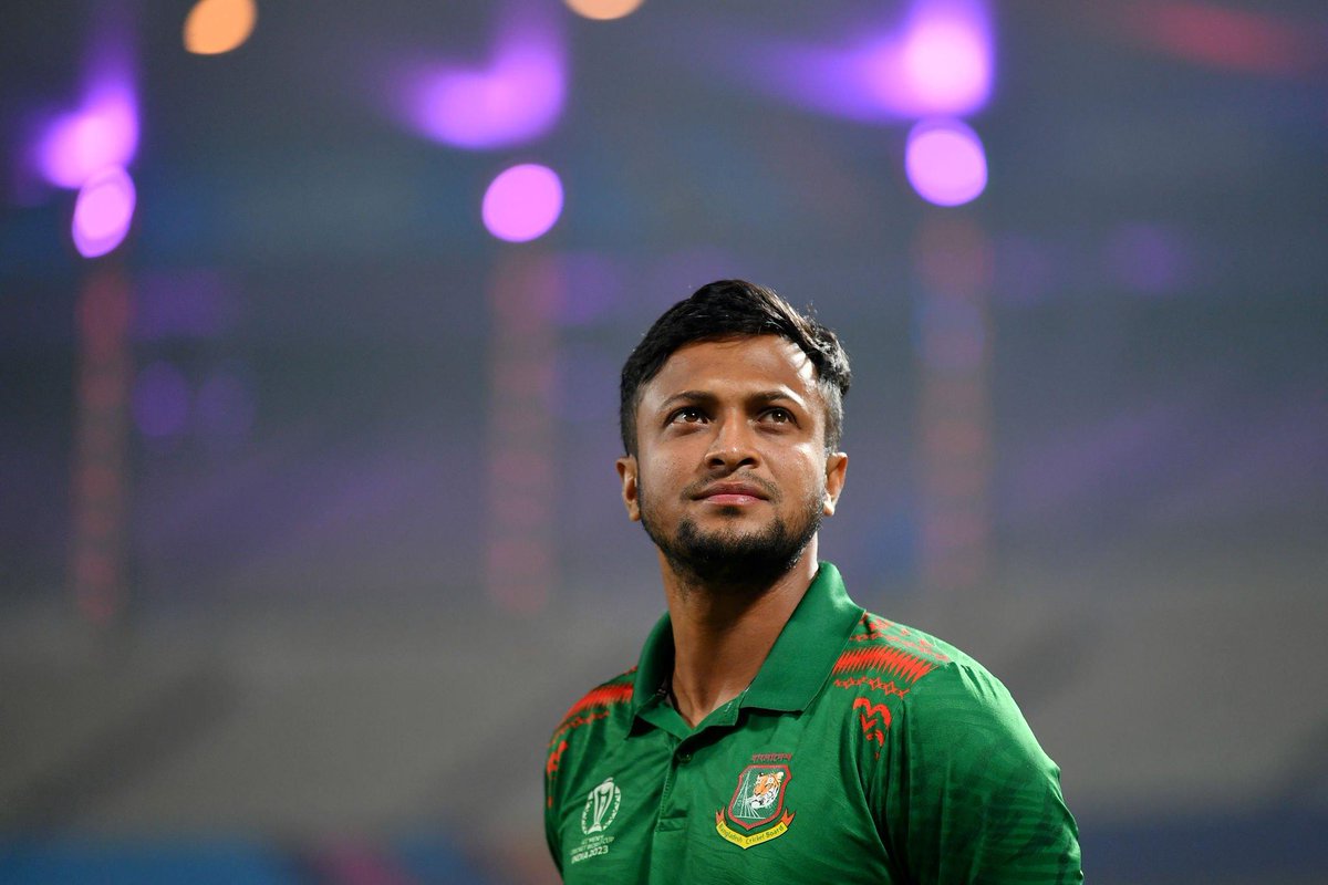 Shakib al Hasan's preparation for the match against Pakistan takes a hit as he sustains a serious shoulder injury. A bouncer delivery has struck his shoulder. 🏏🇧🇩 #CWC23 #BANvENG
