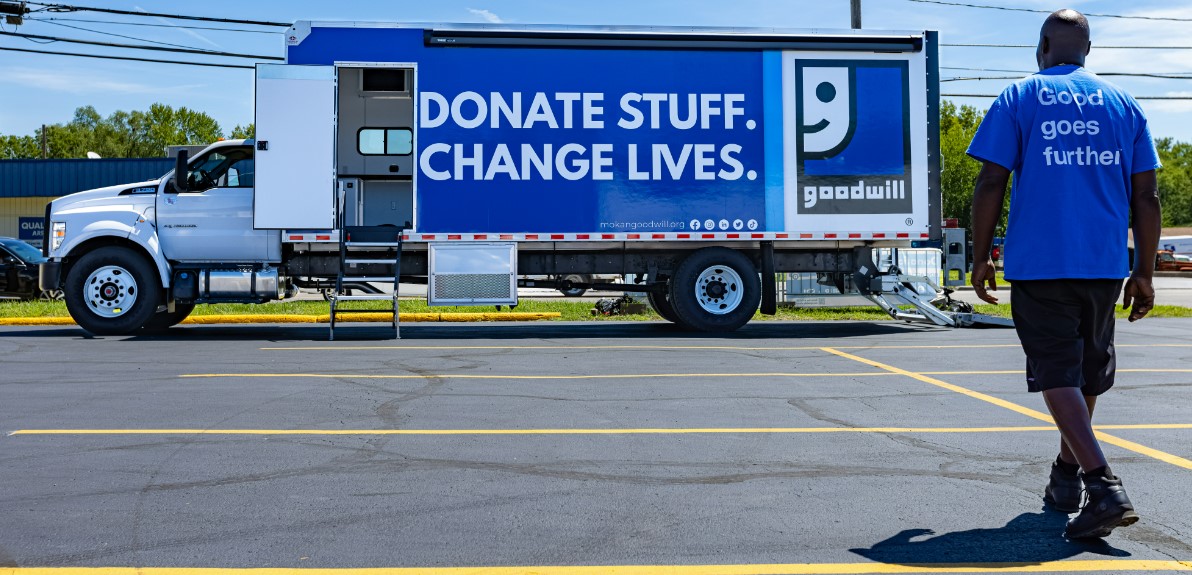 Black_Veatch's tweet photo. The team at @GoodwillMokan is always thinking how to better serve their communities. 👚
So, we came in to design a custom Mobile Donation Collection Vehicle that can help extend their reach and collect donations cost-effectively. #InvisibleInvaluable🚌
https://t.co/lSXn4bCD7g https://t.co/RVJRRB8OYG