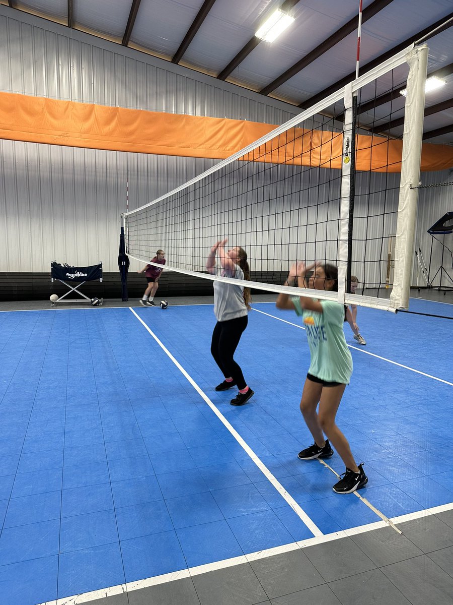 SouthsideVolle2's tweet photo. Off-Season has officially started for the JH and 7th grade crews! 
JH had a great practice! 
7th grade lifted and got in a cardio circuit https://t.co/icglkNDEEP