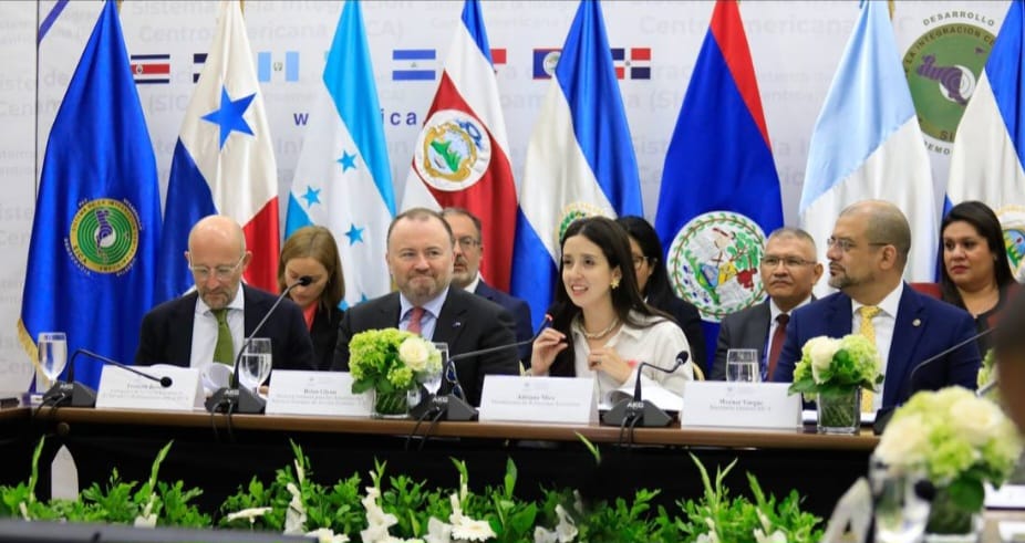 La @EmbajadadeGuateSv participó en la V Comisión Mixta del Acuerdo de Diálogo Político y de Cooperación entre Centroamérica y la @UEenElSalvador, acompañando a la #VicecancillerGT #KarlaSamayoa para reafirmar el apoyo de Guatemala a la integración regional.