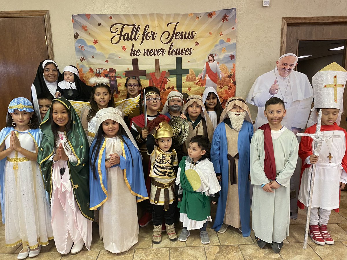 Celebrando el día de todos los Santos.