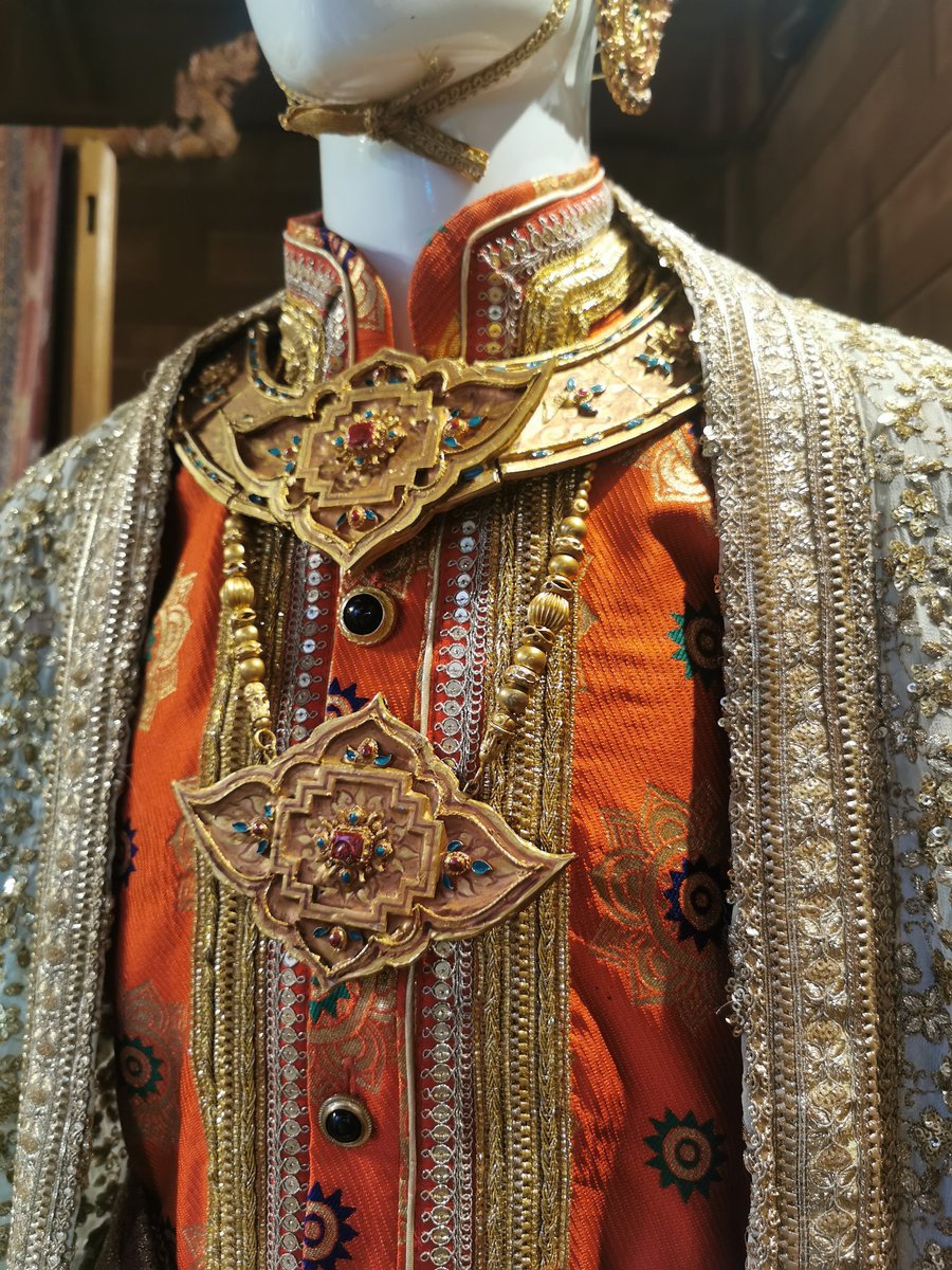 Tunik_tik's tweet photo. ฉลองพระองค์ของขุนหลวงท้ายสระ และคัมภีร์กฤษณะกาลี งานเยือนตลาดพรหมลิขิต สวมจริตออเจ้า ที่ซีคอนสแควร์ ศรีนครินทร์ #พรหมลิขิตep5 https://t.co/oyMc7lYqX8