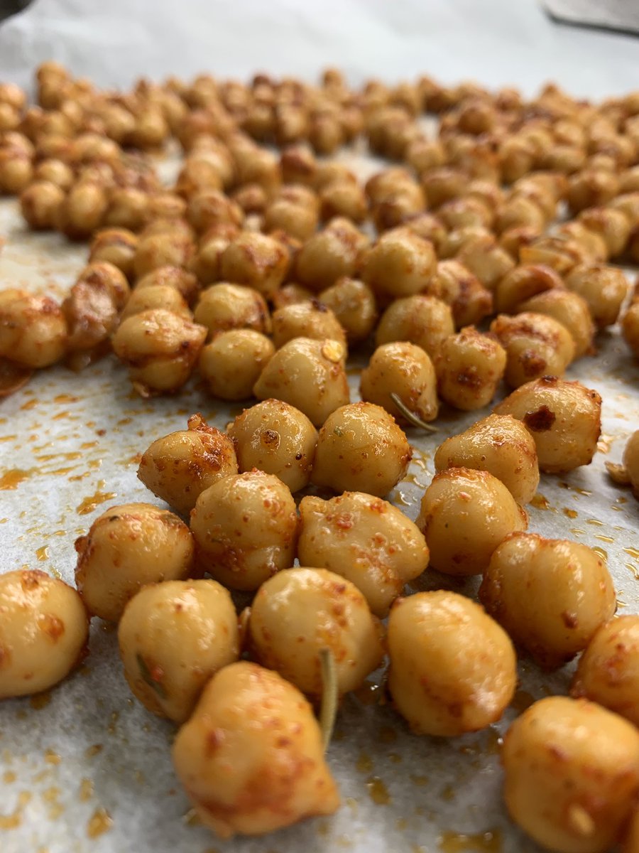 WHCI_FS's tweet photo. High in Protein and Fibre, roasted chickpeas make an excellent snack! #hfa #familystudies https://t.co/TSZXLhaIgB