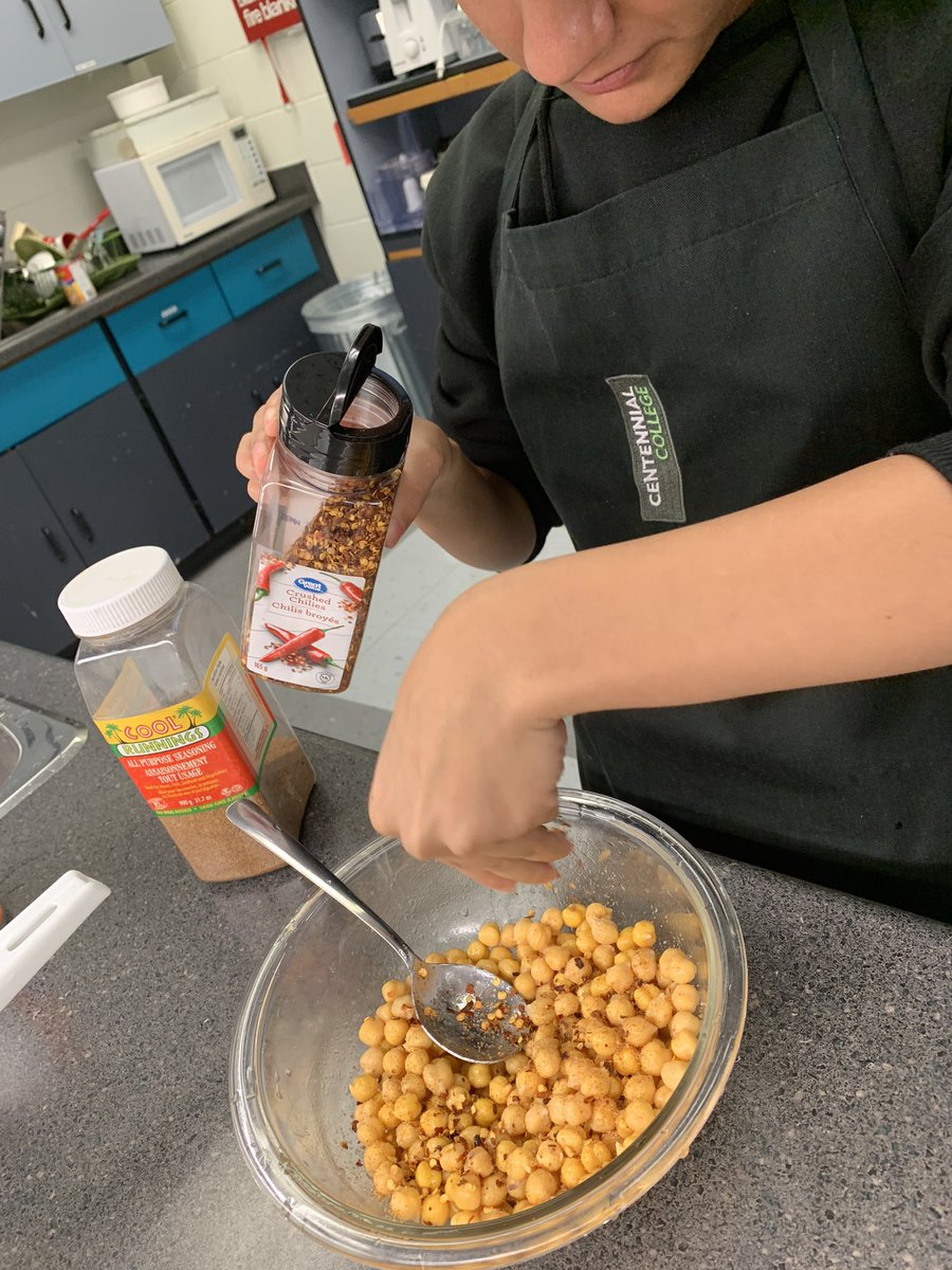 WHCI_FS's tweet photo. High in Protein and Fibre, roasted chickpeas make an excellent snack! #hfa #familystudies https://t.co/TSZXLhaIgB