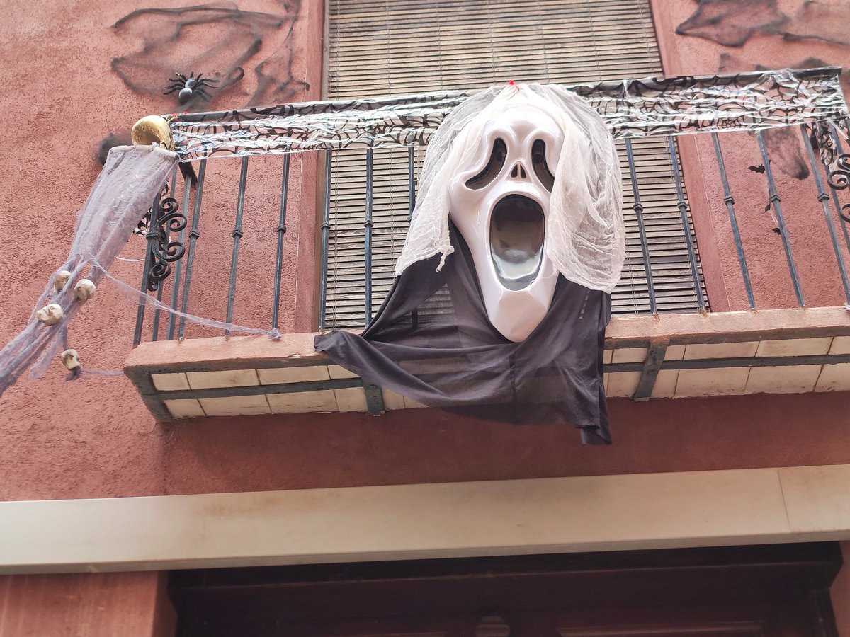 JLGLlagues's tweet photo. Halloween... en Xàtiva #Halloween #xàtiva #decoración #ventanas #todolossantos #totssants #lacostera #picsoftheday #mobilephotography #oppofindx2pro https://t.co/zw0cPDqTcE