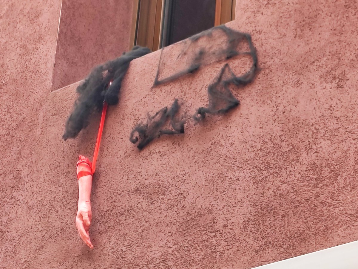 JLGLlagues's tweet photo. Halloween... en Xàtiva #Halloween #xàtiva #decoración #ventanas #todolossantos #totssants #lacostera #picsoftheday #mobilephotography #oppofindx2pro https://t.co/zw0cPDqTcE