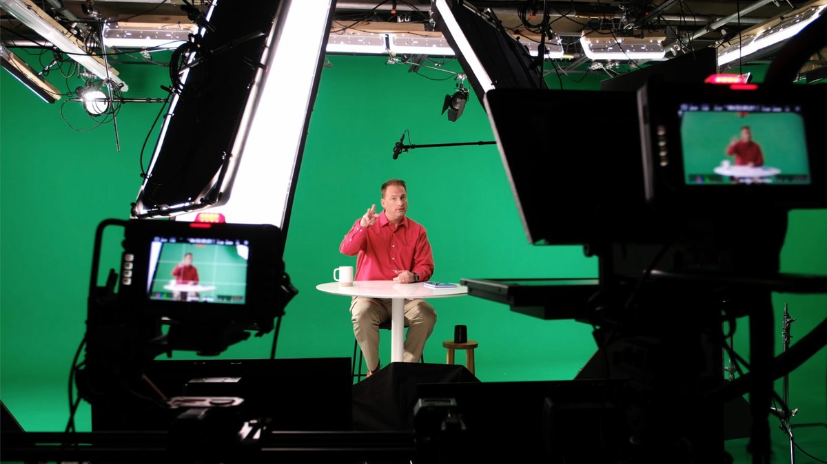 Thrilled to see our Chromalight paint featured by <a href="/SociallyU/">SociallyU</a>! 🎨 "Ultimatte + Chromalight = the perfect duo." Our magic ingredient, Chromalight, creates the perfect green screen effect, eliminating color spill and ensuring a seamless backdrop. #videoproduction #greenscreen