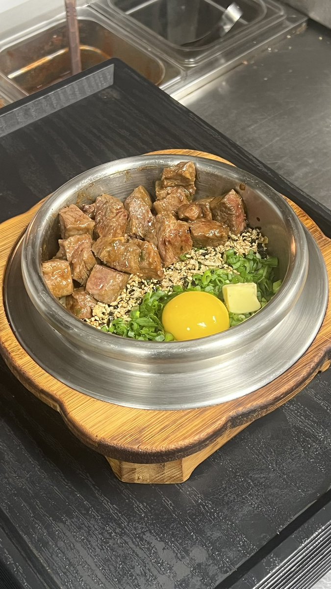 wbcearthisflat's tweet photo. It's a steak pot rice from a restaurant called '솔솥 Solsot' where I work for part-time job. It’s really delicious. Make sure to try it 🤤 !! https://t.co/vKZ7074zcn