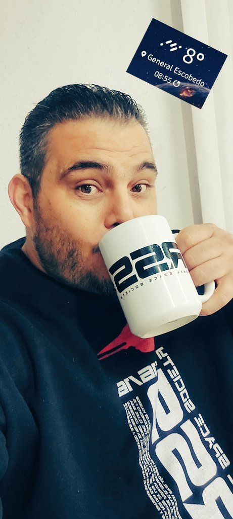 Buscando la excusa perfecta para estar bien calientito con la <a href="/RoyalSpaceHub/">🔴Royal Space Society</a> 🚀, la sudadera todavia huele a el lider <a href="/oskar1up/">Oskar1up 👽</a> 😁 #teamfrio #laspenasconcafesonbuenas