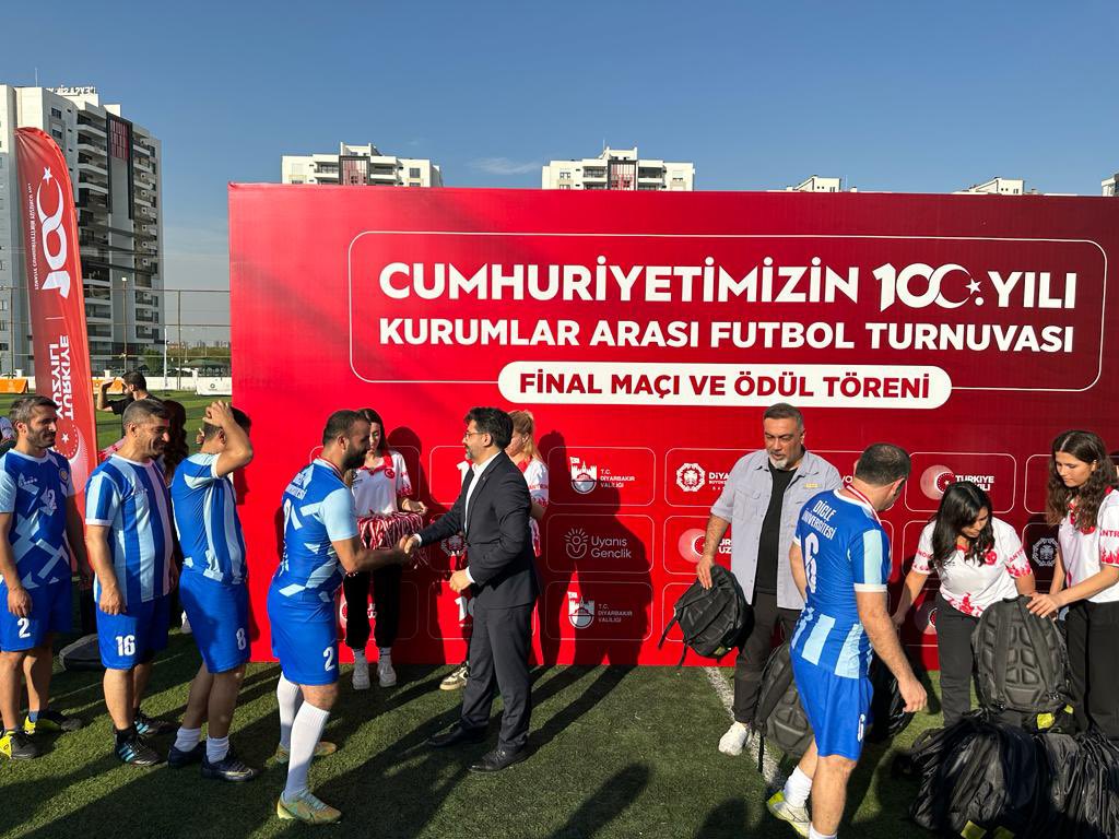 diyarbakirbld's tweet photo. Kazanan “Cumhuriyet” oldu 🇹🇷 ⚽️

Cumhuriyet’imizin 100. Yılı onuruna düzenlediğimiz 👇

📌 Kurumlar Arası Futbol Turnuvası’nda 🥅 

Dereceye giren sporcularımıza madalyalarını takdim ettik. 🏆🥇 

Turnuvaya renk katan tüm takımlarımızı tebrik ediyoruz. 👏 

#BaşımGözümÜstüne #Diyarbakır