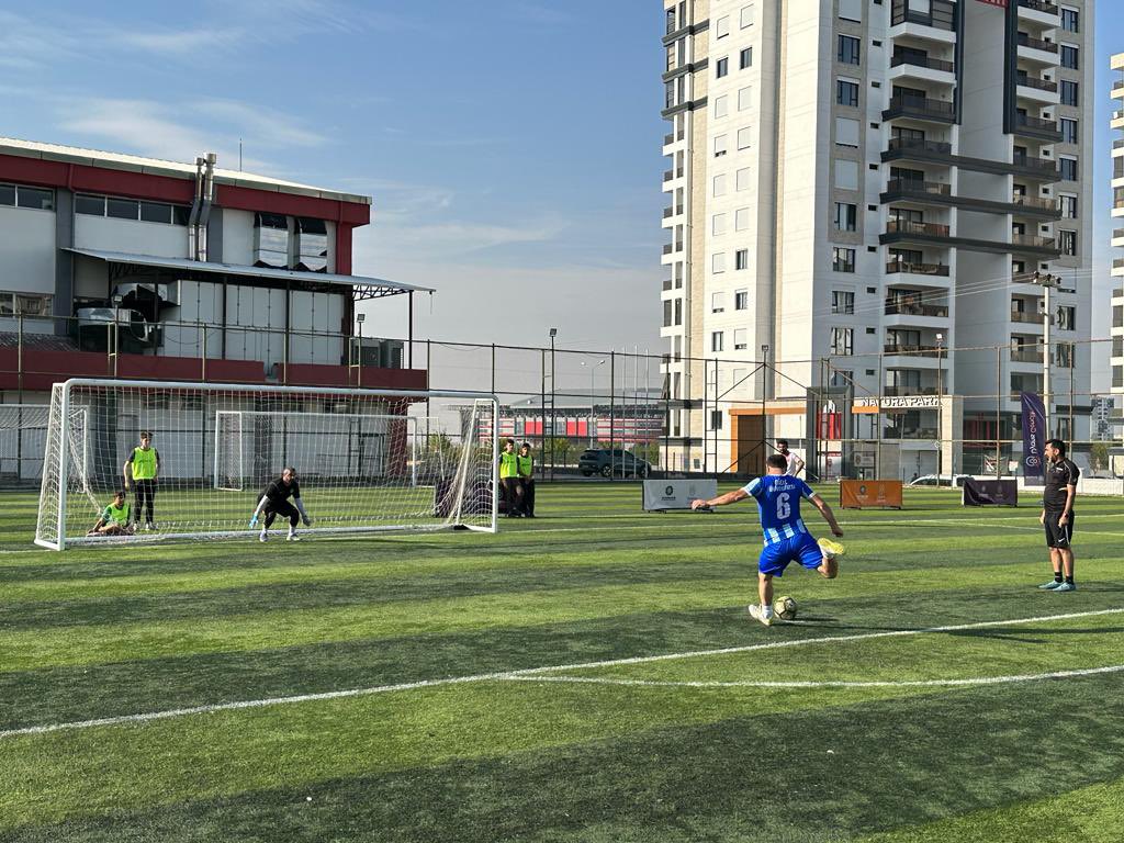 diyarbakirbld's tweet photo. Kazanan “Cumhuriyet” oldu 🇹🇷 ⚽️

Cumhuriyet’imizin 100. Yılı onuruna düzenlediğimiz 👇

📌 Kurumlar Arası Futbol Turnuvası’nda 🥅 

Dereceye giren sporcularımıza madalyalarını takdim ettik. 🏆🥇 

Turnuvaya renk katan tüm takımlarımızı tebrik ediyoruz. 👏 

#BaşımGözümÜstüne #Diyarbakır