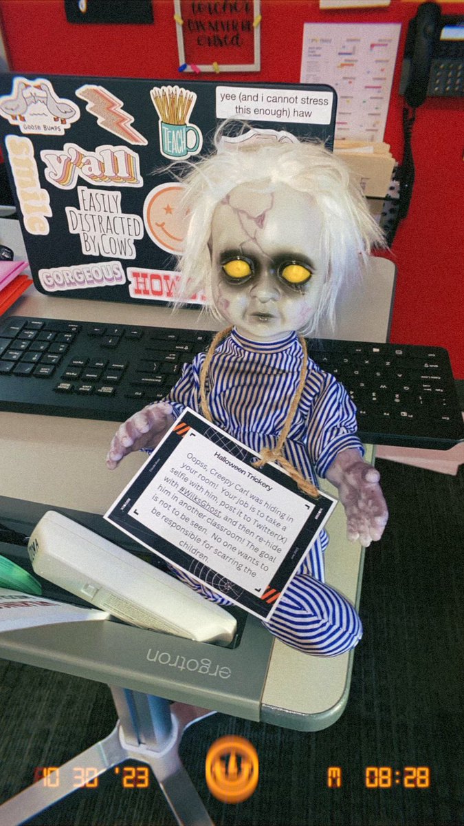 Creepy Carl made his appearance in ILA!! #WilksGhost <a href="/RWilkinsonMS/">Wilkinson Middle School</a>  💀👻🖤🎃